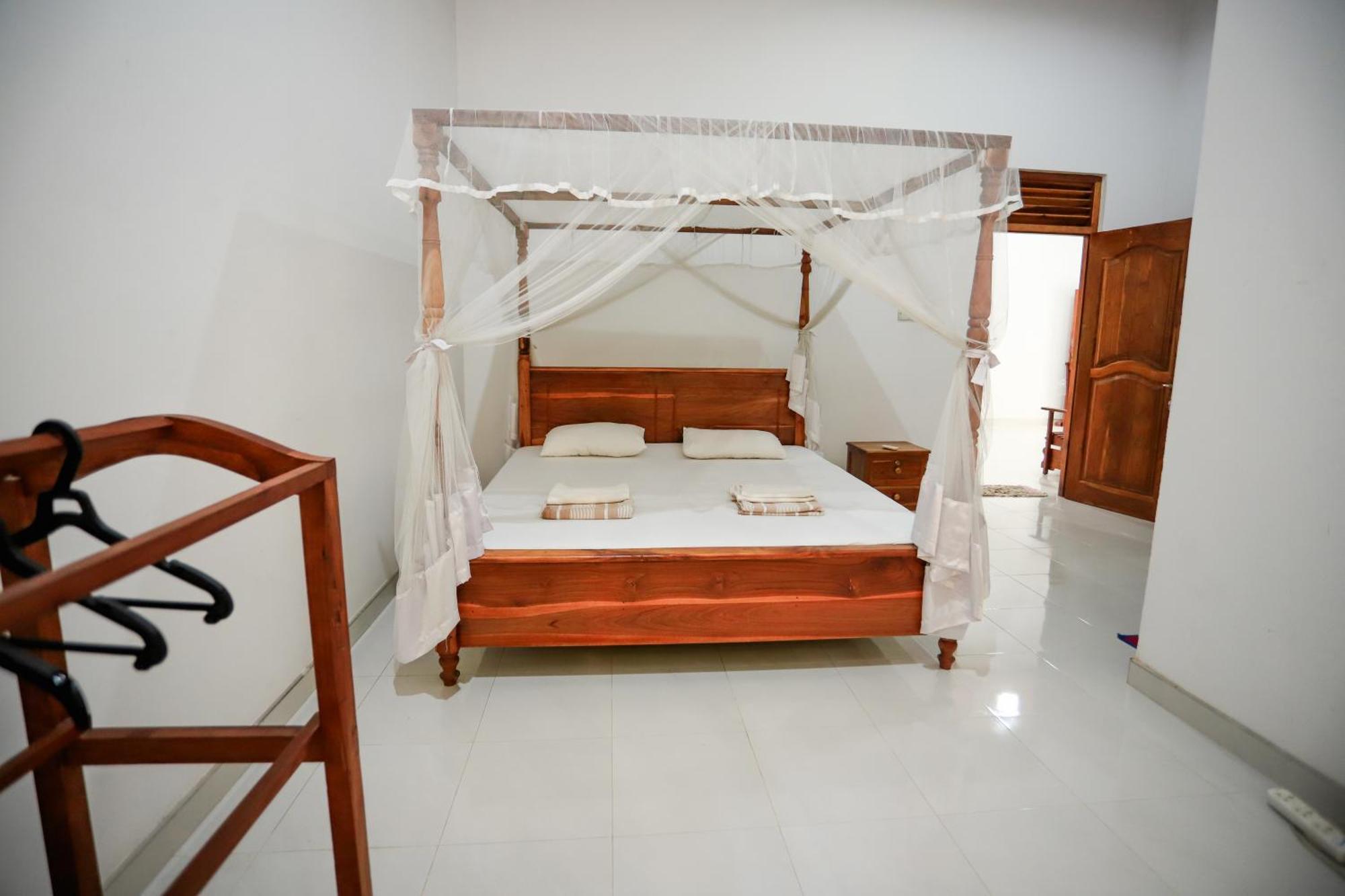 Serene Home Stay Udawalawe Esterno foto